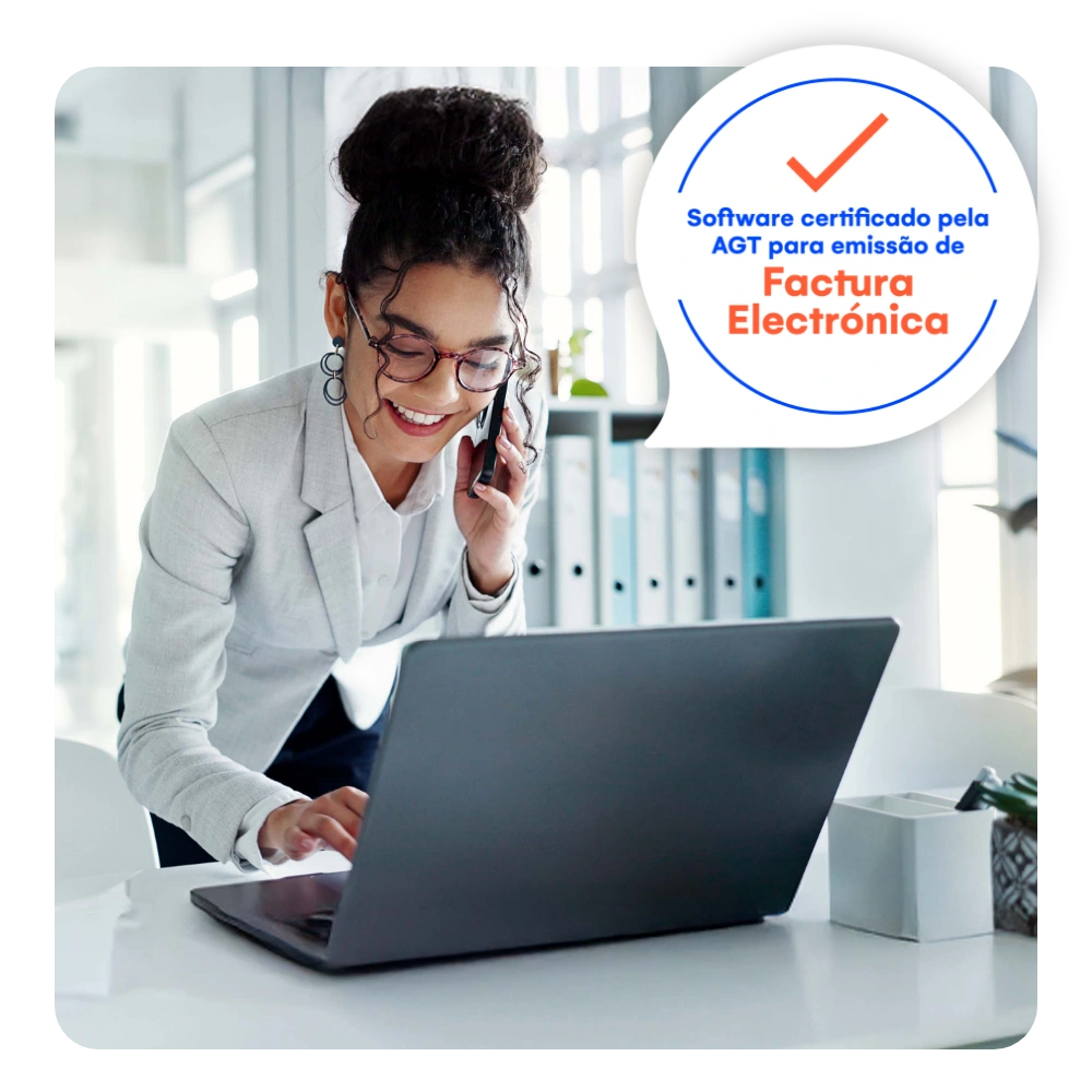 Mulher a trabalhar no computador e selo com 