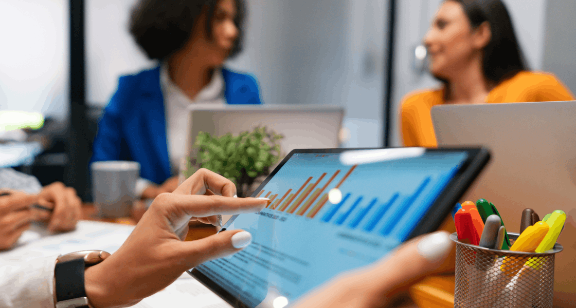 Dashboard de talent management RH affiché sur une tablette avec 2 RH en arrière-plan