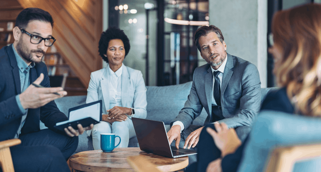 Expert-comptable structurant une offre de services packagée pour son cabinet avec la réforme de la facture électronique.