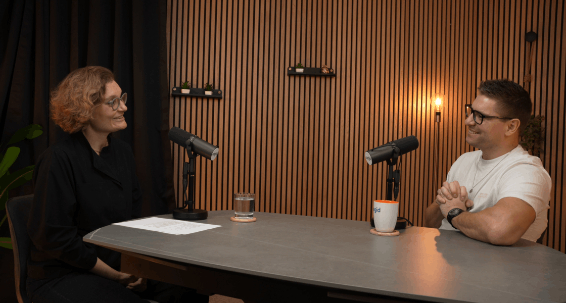 Laetitia Vitaud et Damien Ponsot discutent des mesures sociales et de la performance pour un épisode de podcast RH.