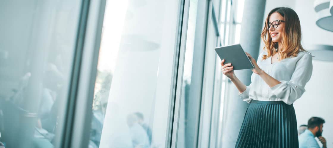 persona trabaja con un software de Recursos Humanos