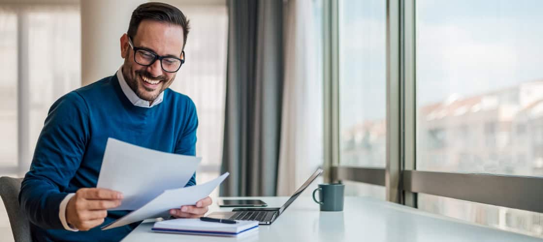 Un hombre revisa papeles para hacer una declaración complementaria