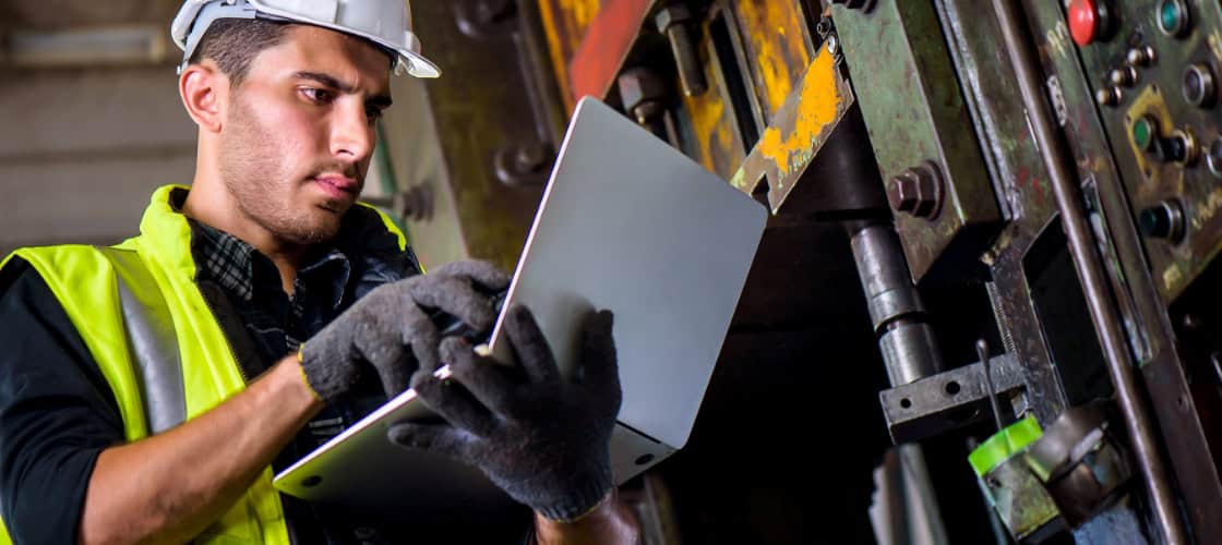 Persona responsable del mantenimiento industrial trabajando