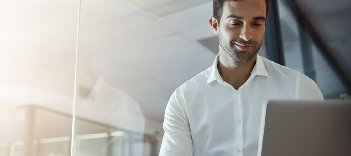 una persona trabaja en gestión financiera