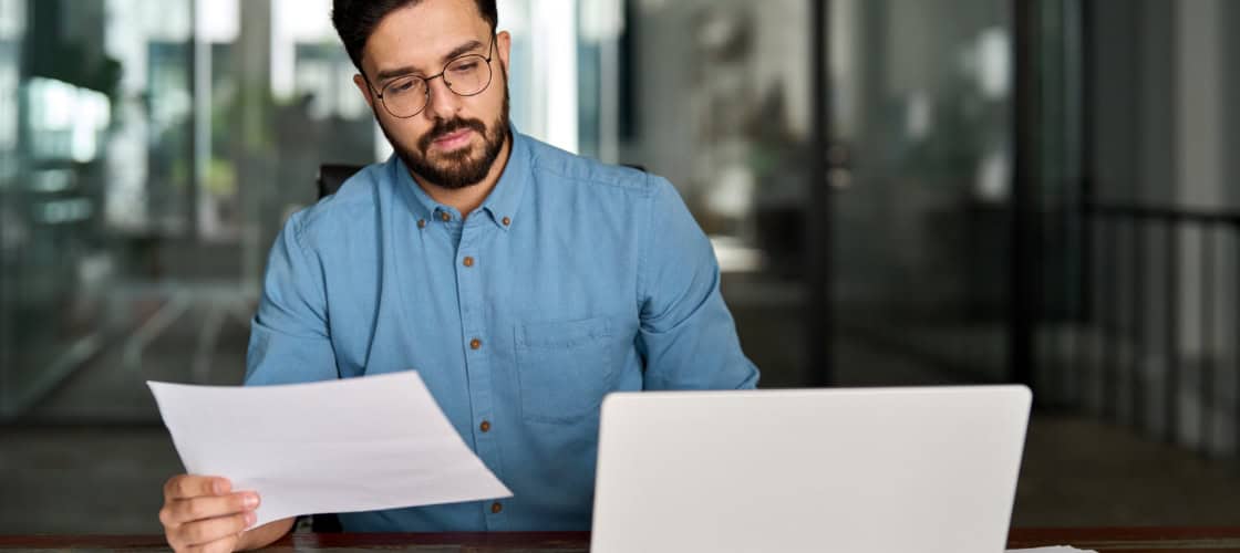una persona lee sobre licitaciones y subvenciones