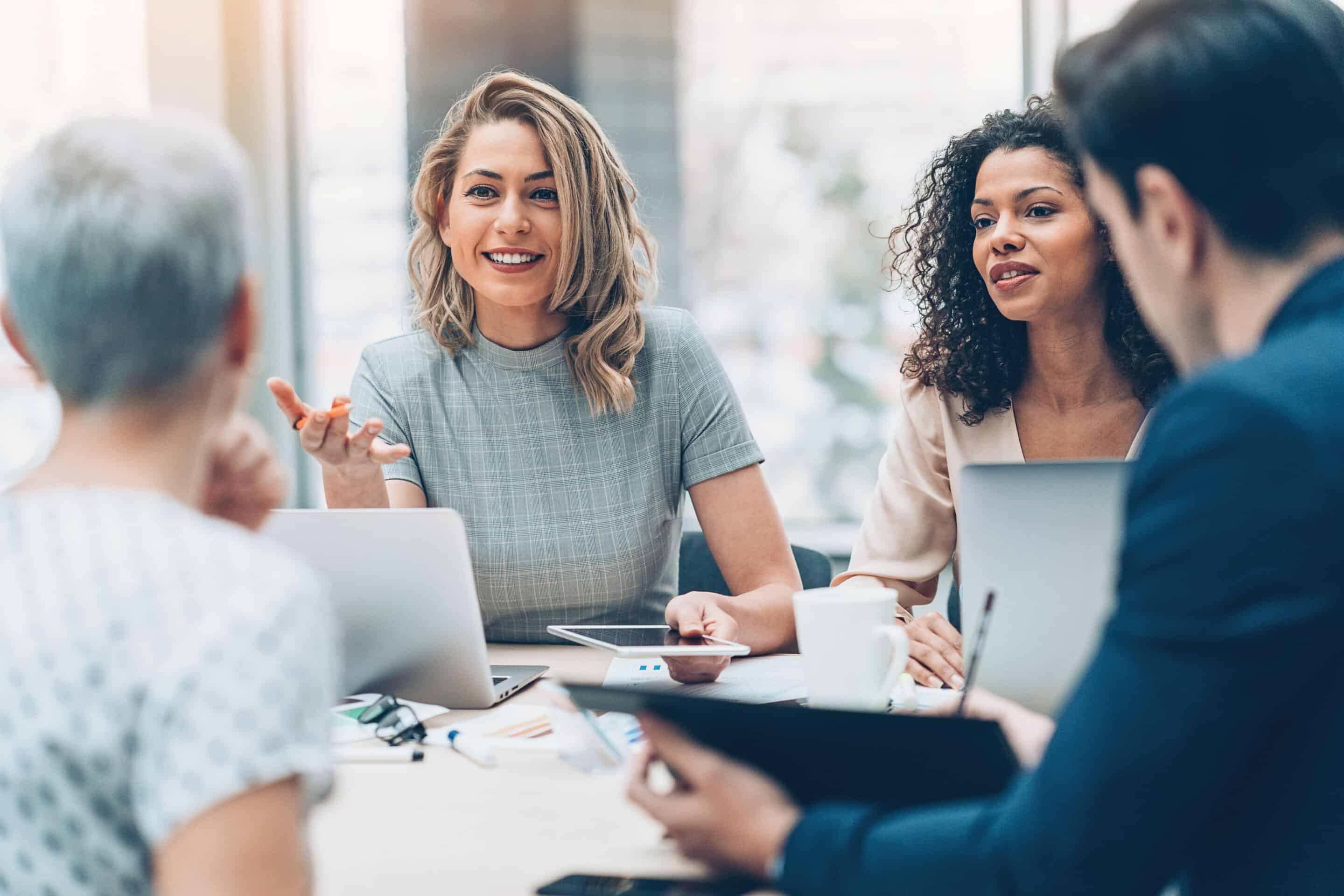 personas conversando sobre el calendario laboral 2025 en un entorno laboral