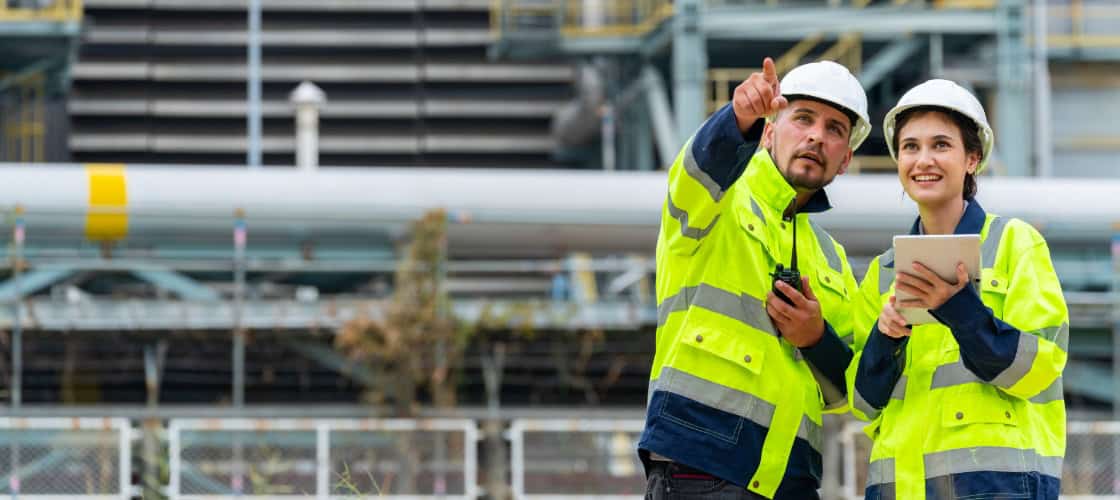 dos personas trabajan en industria