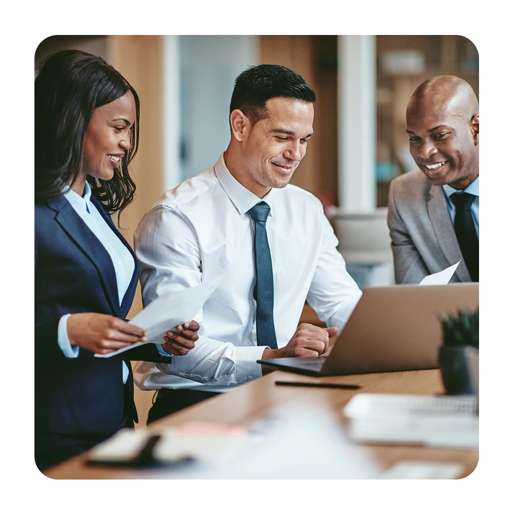 Gestores reunidos a analisar os dados do ERP Cegid