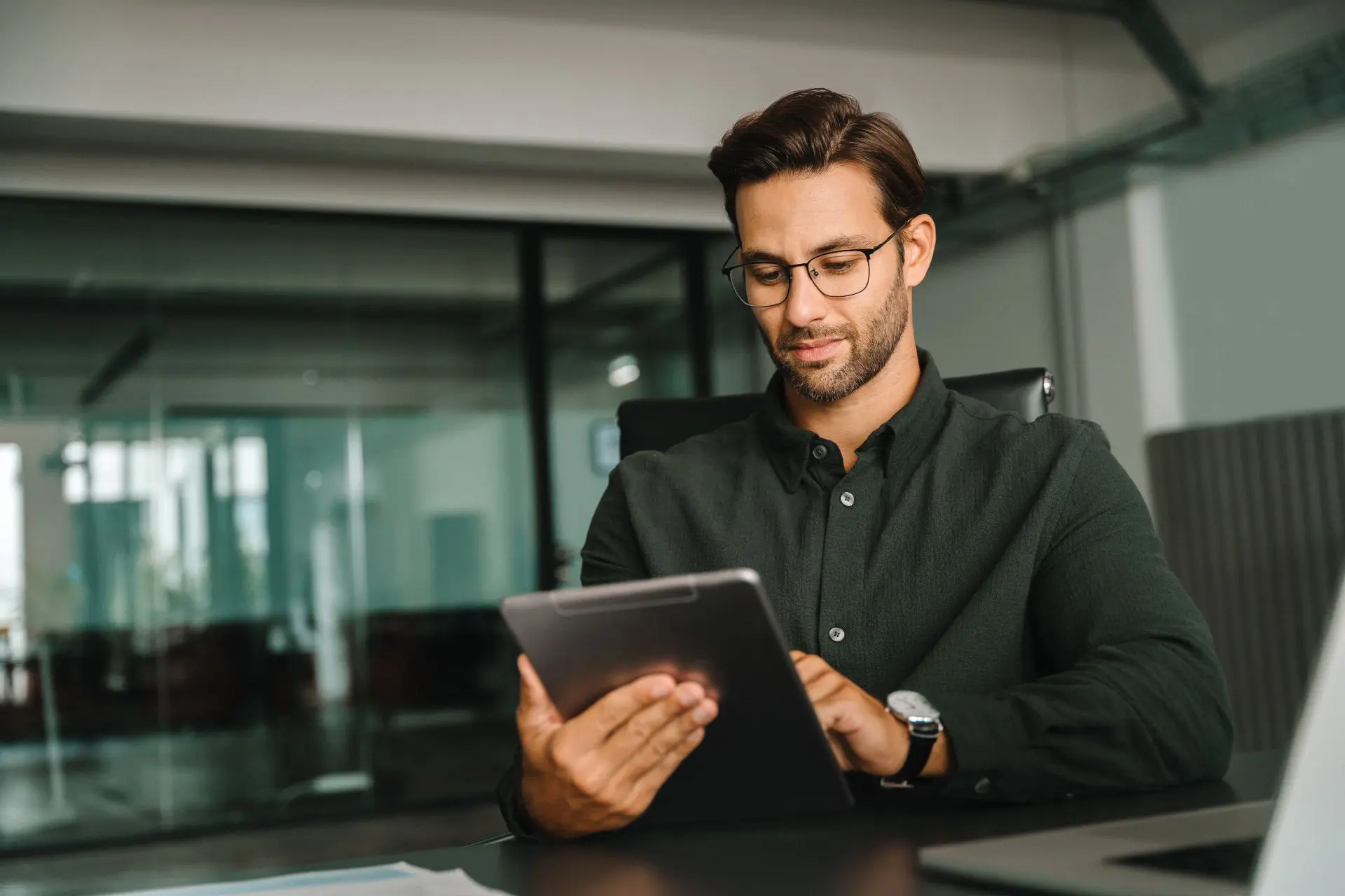 gestor com tablet na mão explora diferentes formas de usar a inteligência artificial no ERP