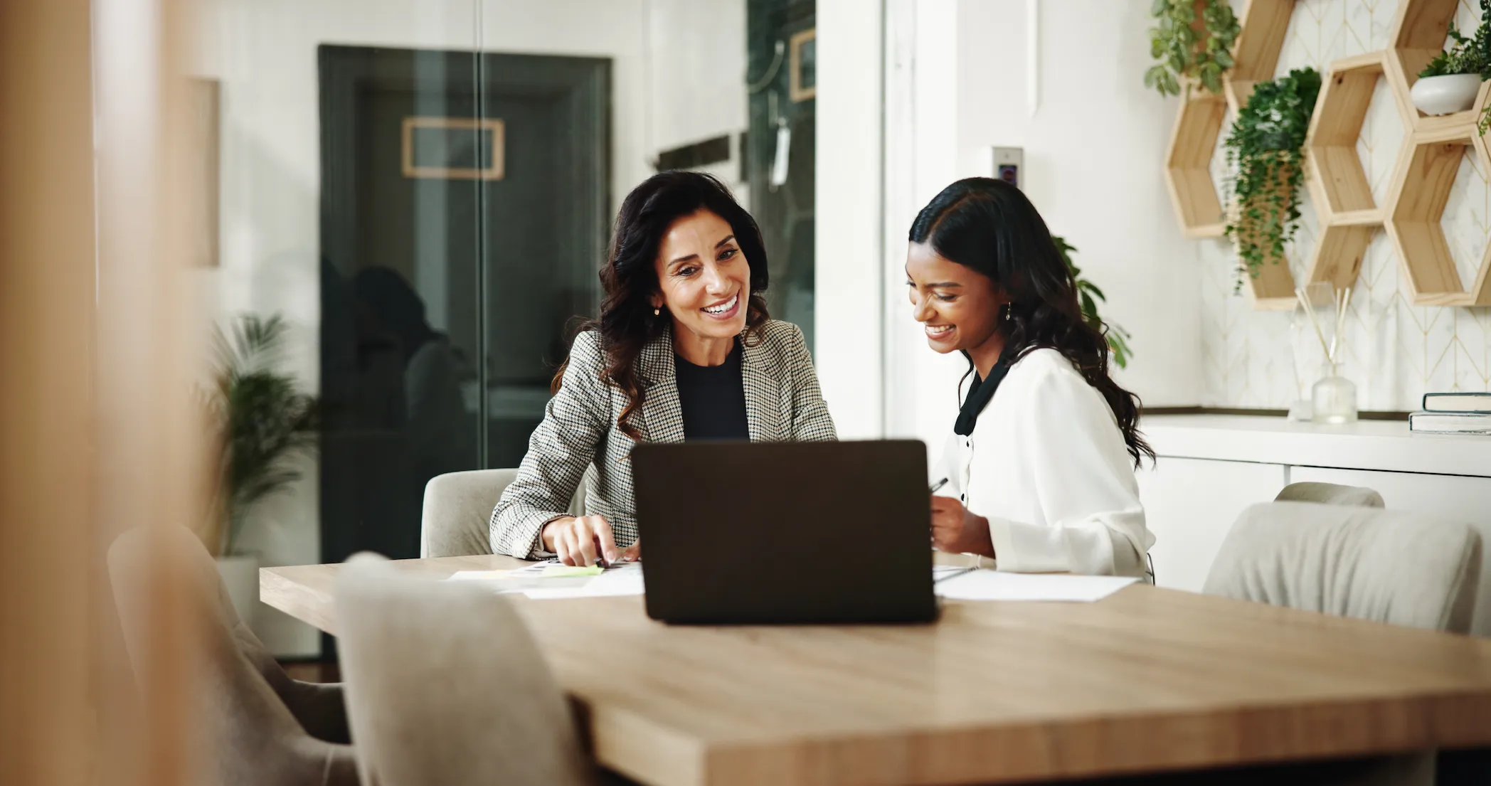Mulheres reunidas ao computador