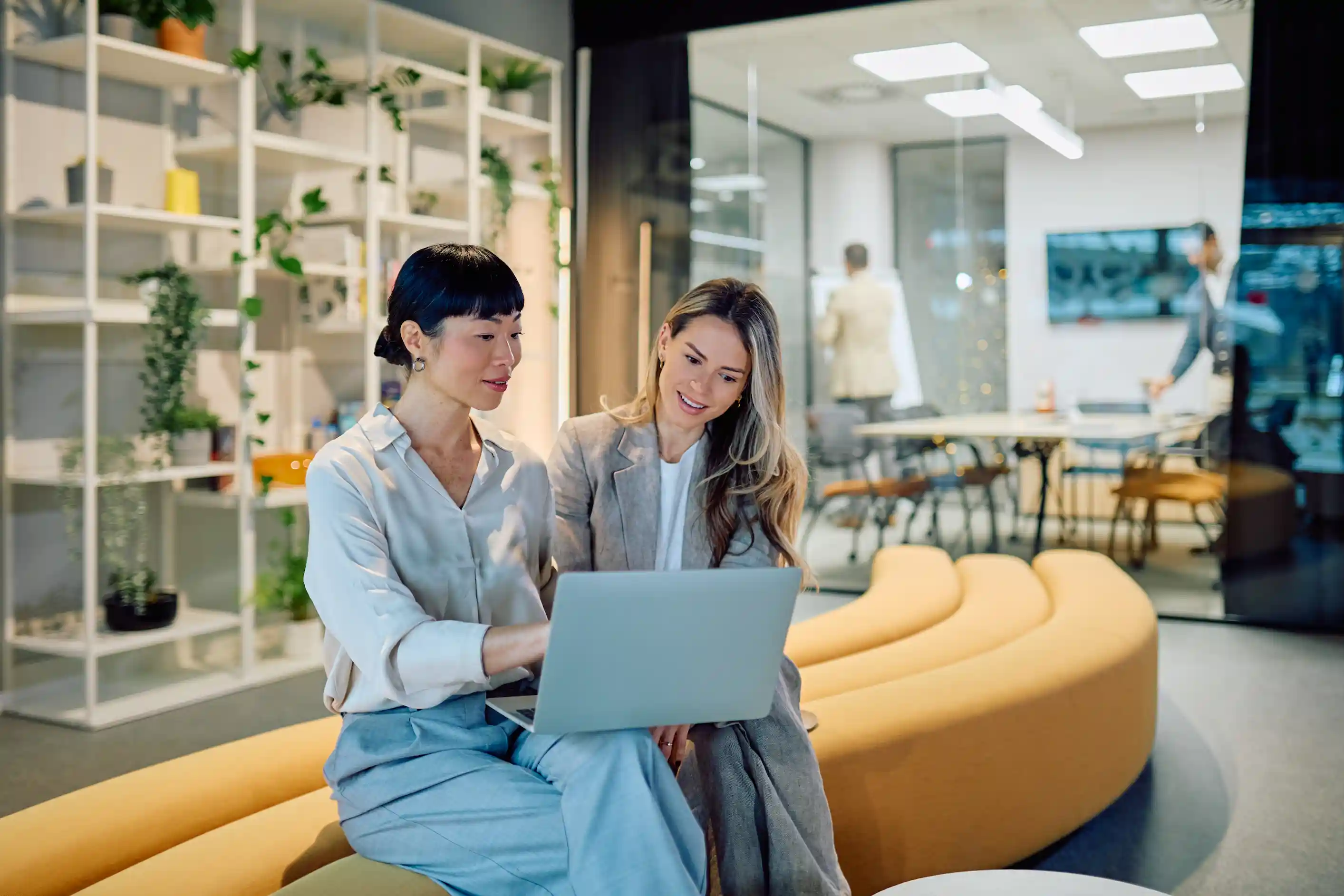 Mulheres a trabalhar no computador