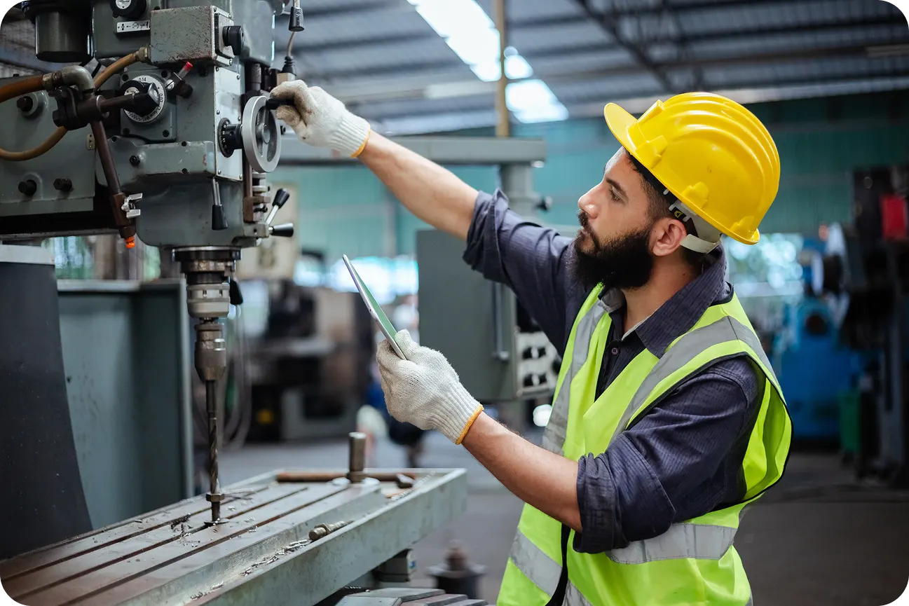 Gestor com máquina de produção em fábrica